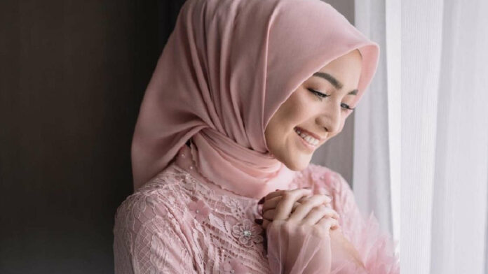 Variasi Jilbab Segi Empat untuk Pesta, Tampil Anggun dan Menawan