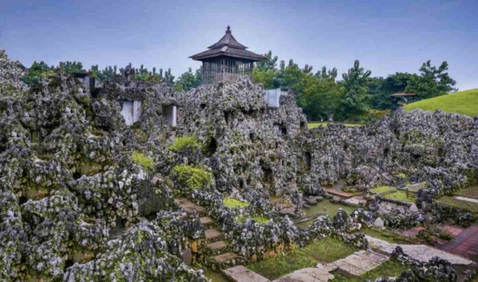 Objek Wisata Taman Sari Gua Sunyaragi Cirebon