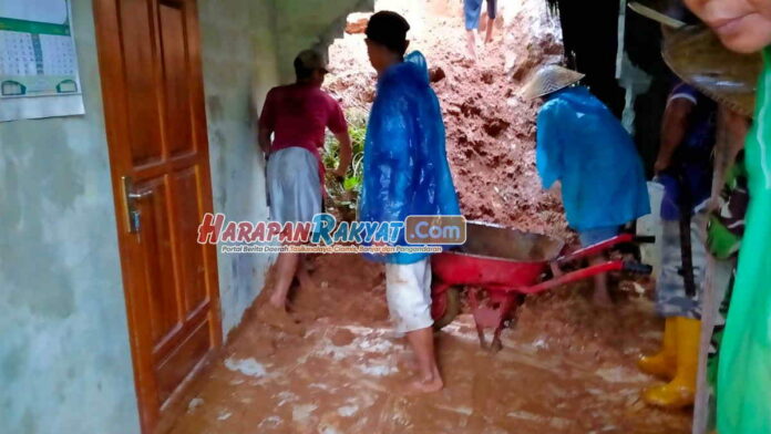 Tebing Longsor Jebol Rumah Warga di Pangandaran