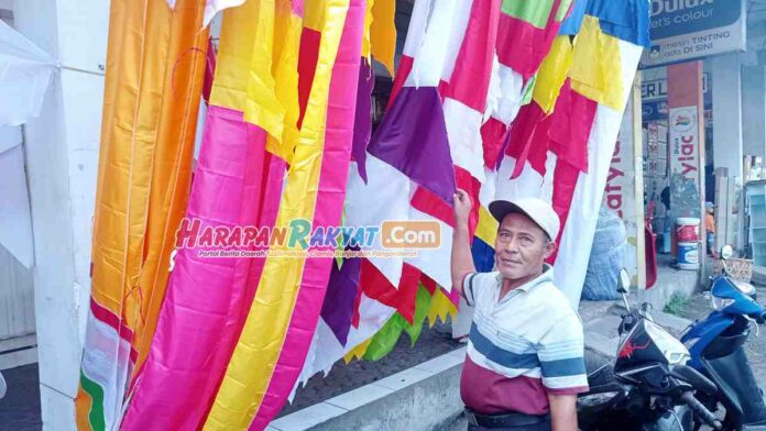 Berkat Jualan Bendera di Ciamis, Muslih Bisa Kuliahkan 2 Anaknya