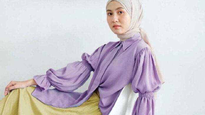 Gamis Lilac Kombinasi, Ini Rekomendasi Warna Hijabnya