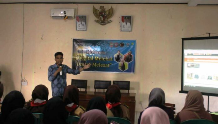 Mahasiswa KKN Unigal Gelar Seminar Digital Marketing di Banjarsari Ciamis