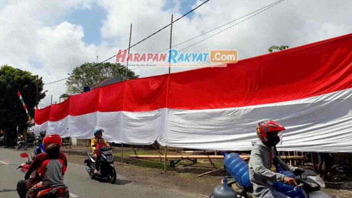 Warga Kota Banjar Bentangkan Bendera Merah Putih 50 Meter