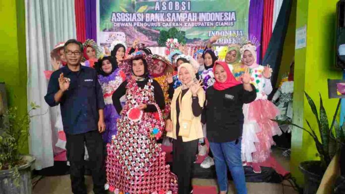 Lomba fashion show sampah