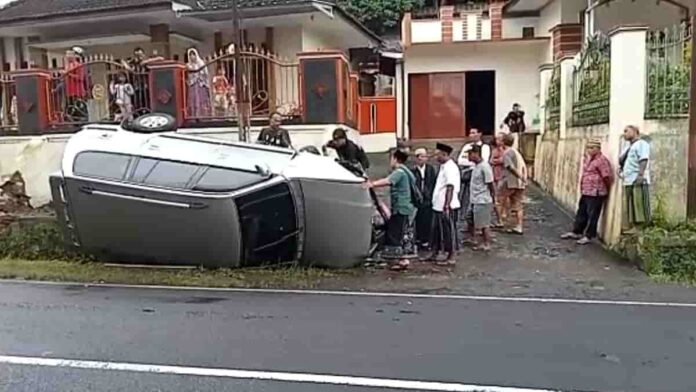 Mobil Rombongan Peziarah