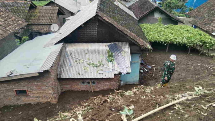 3 Rumah di Cigalontang Tasikmalaya Tertimbun Longsor