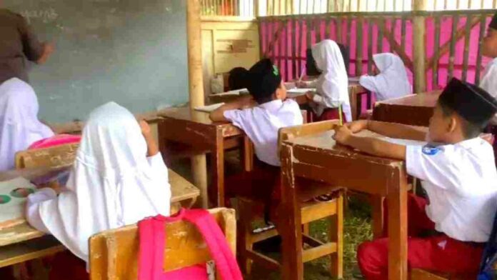 Siswa SD Belajar di Tenda