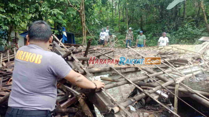 Diduga Lapuk Termakan Usia, Rumah Warga Linggasari Ciamis Ambruk