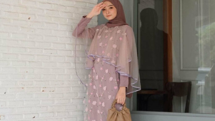 Gamis Batik Kombinasi Organza Tampil Anggun dan Modern