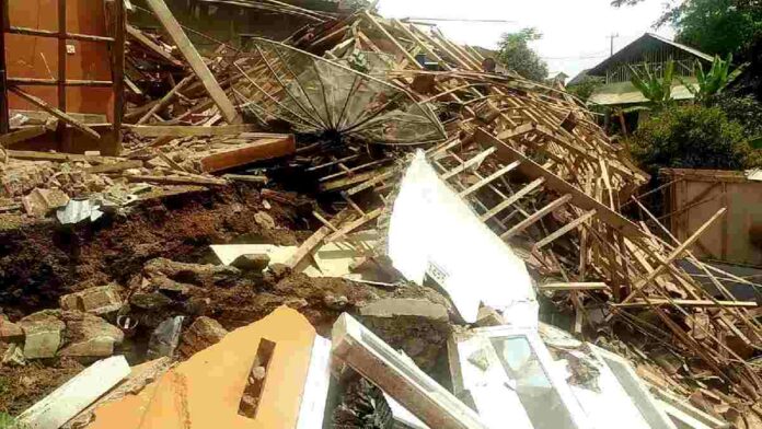 Rumah Ambruk Pergerakan Tanah