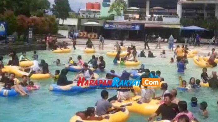 Pengunjung TeeJay Waterpark Tasikmalaya