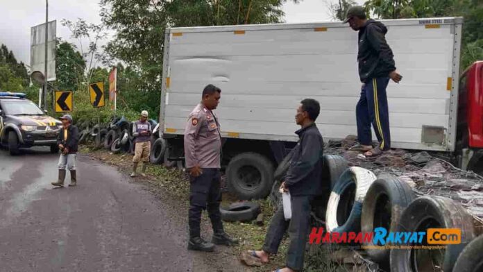 Kecelakaan Tunggal di Tanjakan Panganten Garut, Truk Bawa Sembako Hampir Masuk Jurang