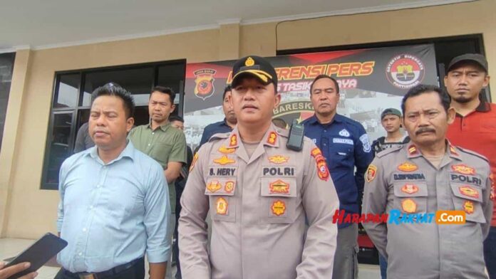 handphone temannya sendiri
