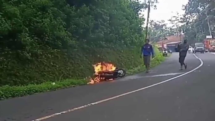 Lagi Ngebut, Motor Seorang Pengendara Mendadak Terbakar di Jalan Raya Kawali-Cirebon