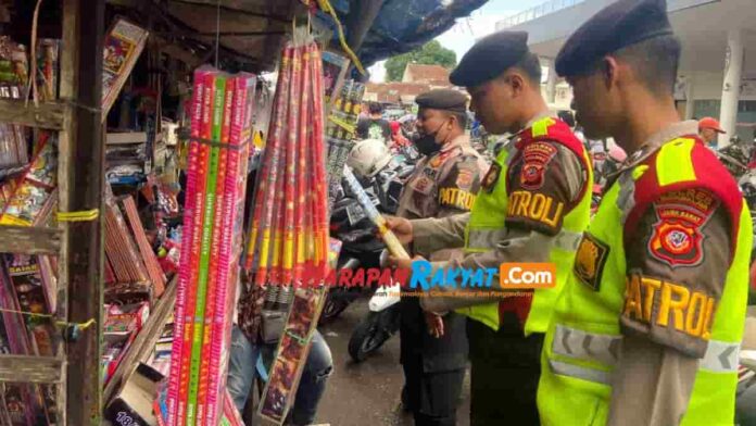 Pedagang Petasan di Tasikmalaya