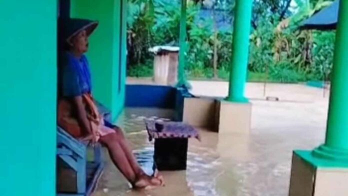 Rumah tergenang banjir