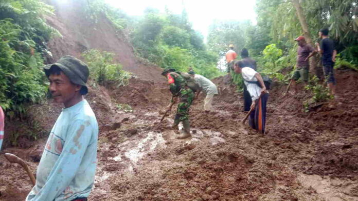 Longsor di Cisayong Tasikmalaya Tutup Jalan, Akses Kendaraan Lumpuh