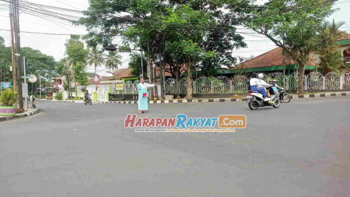 Traffic Light di Simpang Tonjong Ciamis Mati, Seorang Badut Atur Lalu Lintas