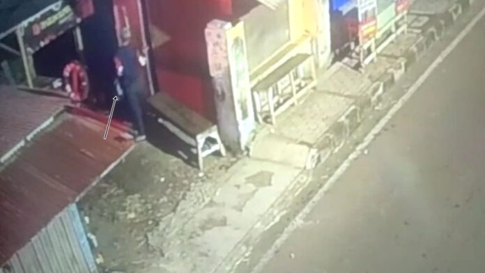 CCTV Pria diduga maling warung di Kota Banjar