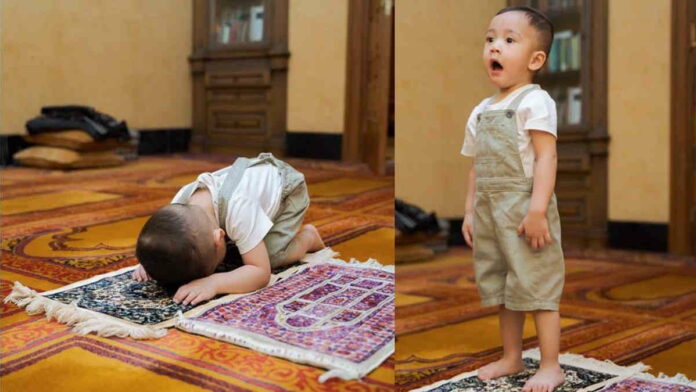 Foto Rayyanza Anak Raffi Ahmad Sujud di Sejadah Ramai Pujian