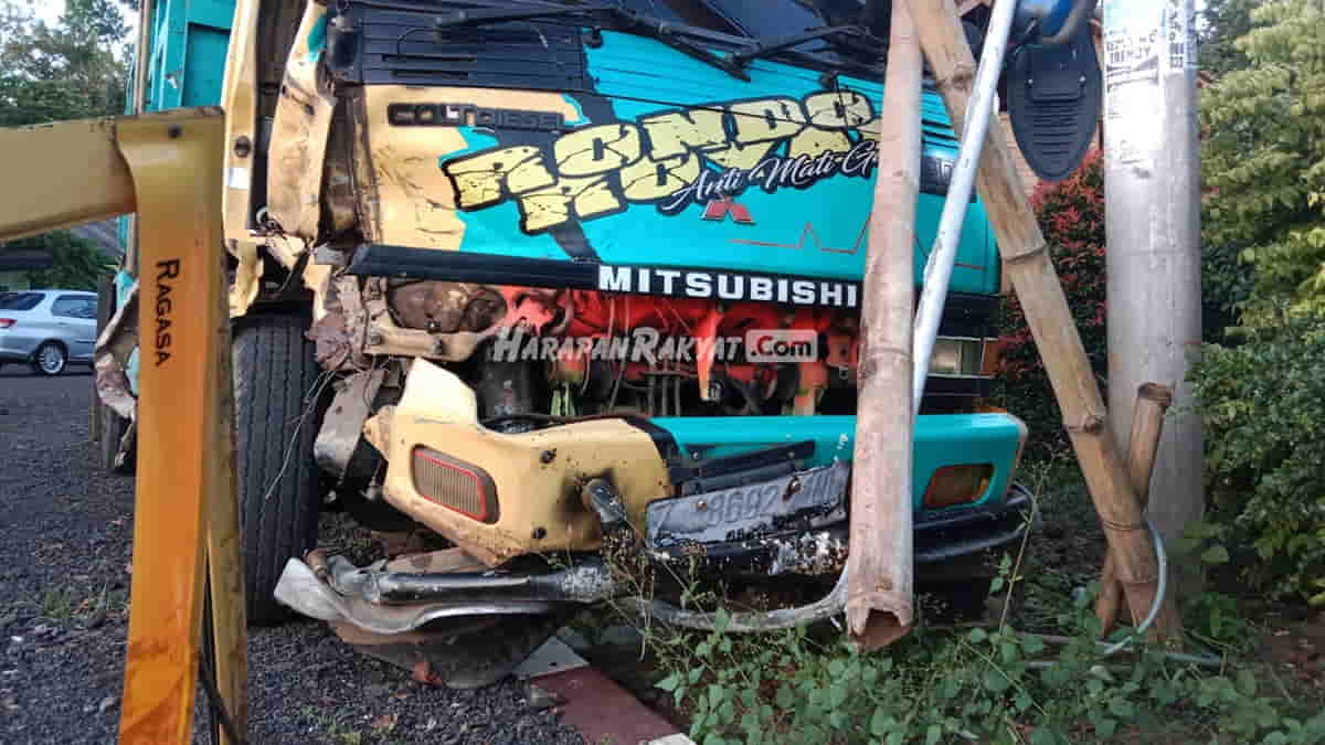 Tabrakan Truk Vs Minibus Di Ciamis Dua Kendaraan Rusak Parah