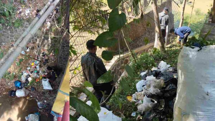 Dua UPTD di Kawali Ciamis Kompak Bersihkan Sampah di Sungai