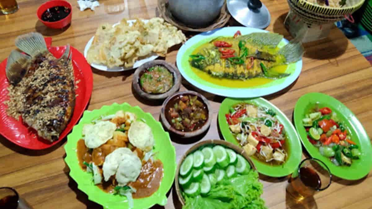 Menu makanan di Rumah Makan Genah Calik Tasikmalaya