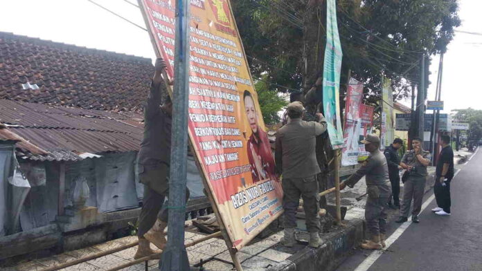 Melanggar K3, Satpol PP Ciamis Tertibkan Reklame Caleg