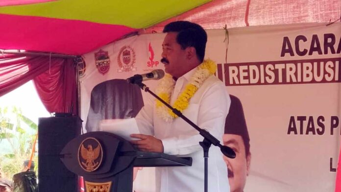 405 Warga Cipaku Ciamis Terima Sertifikat Redistribusi Tanah dari Menteri ATR BPN