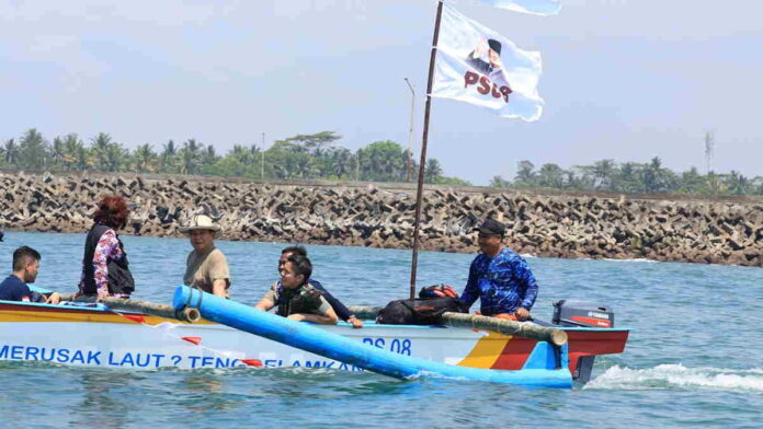 Menhan Prabowo Datang ke Pangandaran, Berikan 10 Perahu untuk Nelayan