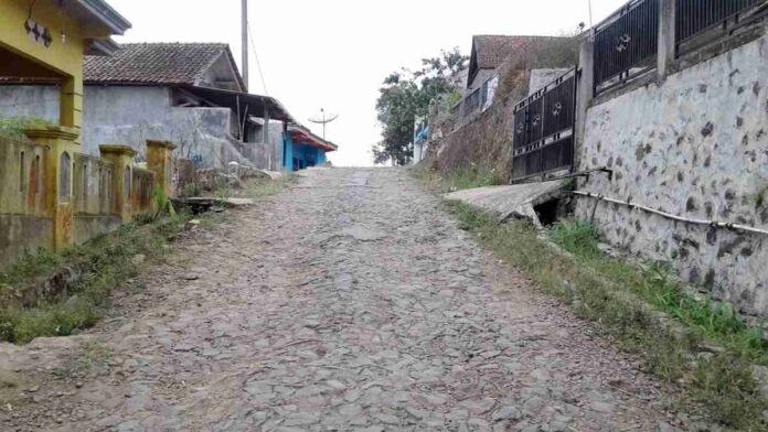 Jalan Penghubung antar Kecamatan di Ciamis Rusak Parah