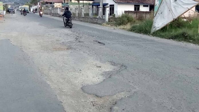 Jalan rusak di Kabupaten Bandung perlu perbaikan