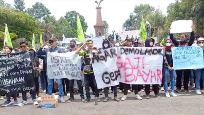 Upah Belum Dibayar, Ribuan Buruh Ngadu ke Kantor Bupati Tasikmalaya