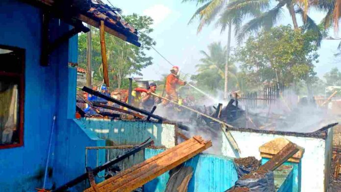 Gudang dan rumah terbakar