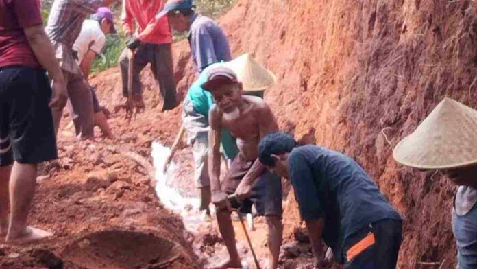 Saluran irigasi Nanggela longsor