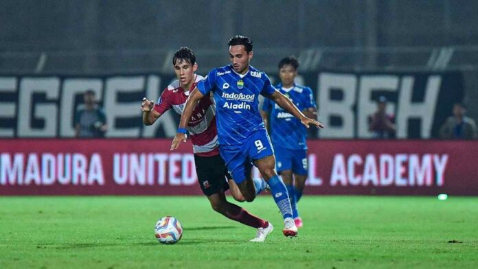 Ezra Walian Jadi Sorotan Pelatih Persib Bandung Usai Laga Melawan Madura