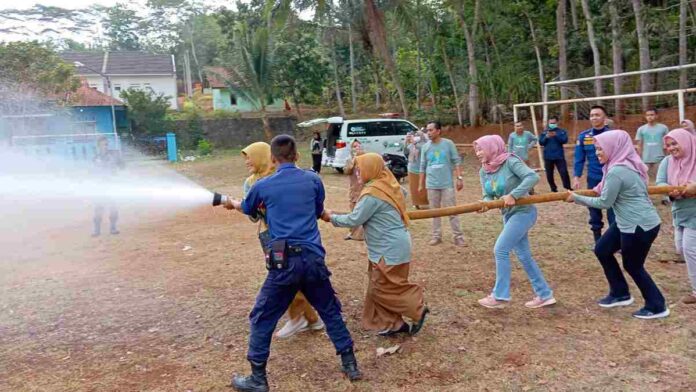 Nakes Puskesmas Sukadana Ciamis Dilatih Gunakan APAR