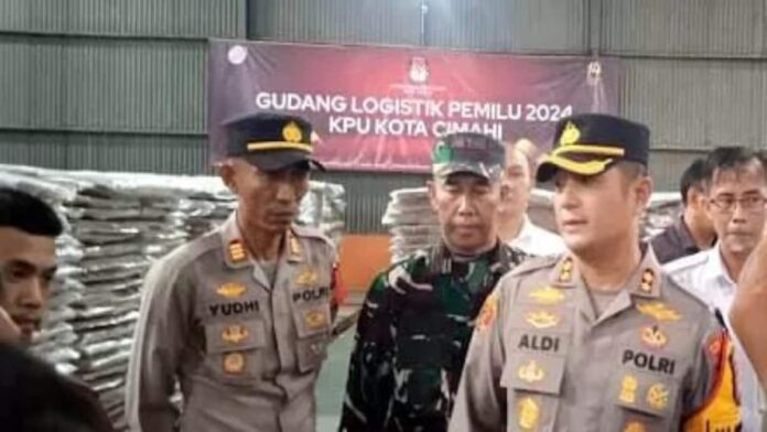 Kapolres Cimahi AKBP Aldi Subartono saat meninjau kesiapan logistik Pemilu 2024