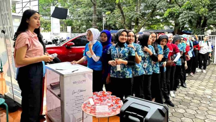 Karyawati minimarket di Kota Bandung, Jawa Barat, mendapatkan program perawatan kecantikan gratis