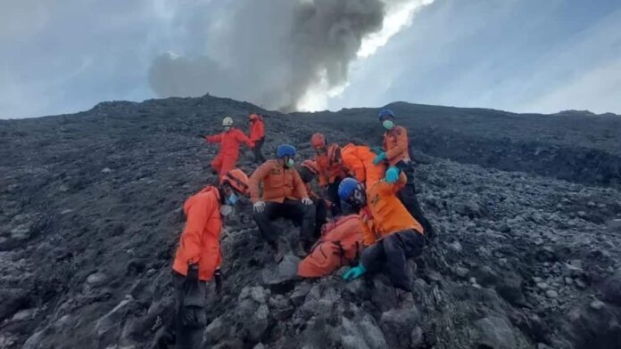 evakuasi korban meninggal akibat erupsi Gunung Marapi di Sumatera Barat