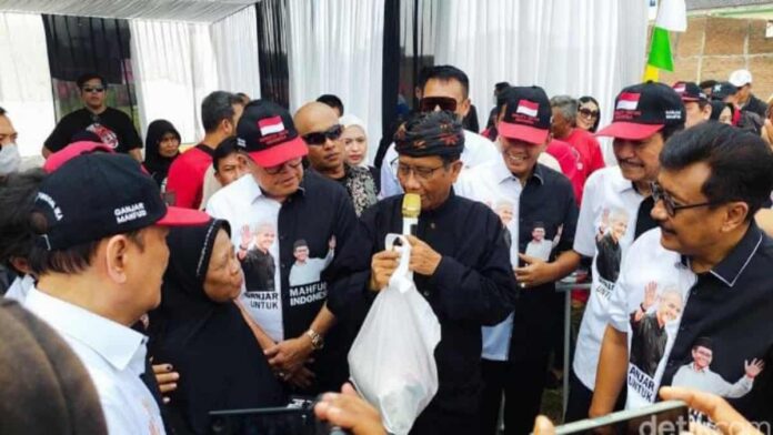 Cawapres Mahfud MD saat menyapa warga di Bandung Barat, Jawa Barat