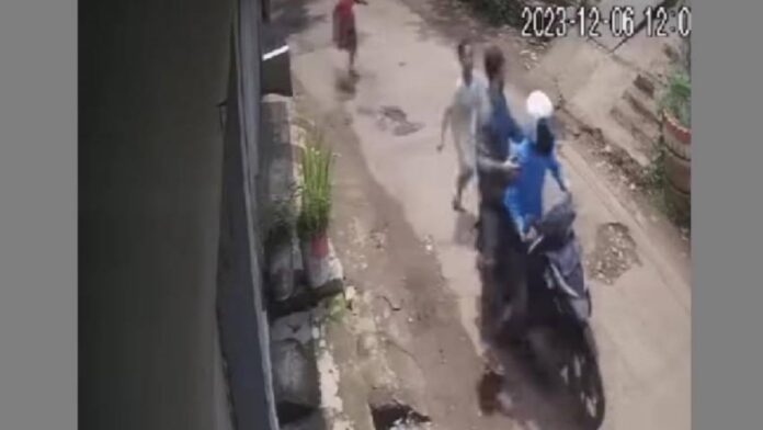 pelaku penjambretan handphone milik bocah di Bandung Barat terekam CCTV