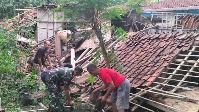 Rumah Warga Ciulu Ciamis Ambruk