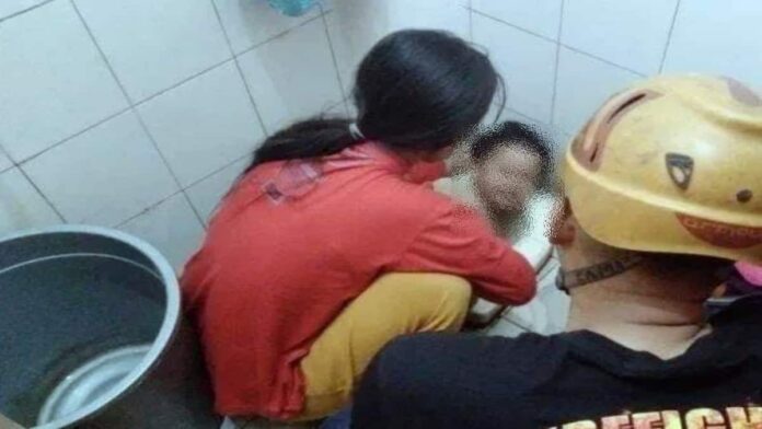 tangan bocah tersangkut lubang kloset