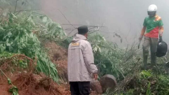 Akses Jalan Talegong Garut ke Pangalengan Bandung Tertimbun Longsor