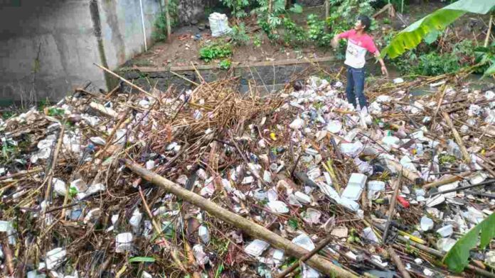 Baru Awal Musim Hujan, Sampah Sudah Menumpuk di Bawah Kolong Jembatan Cimantri Ciamis