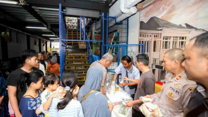 dapur umum siaga banjir bandang kawasan Braga, Kota Bandung, Jawa Barat