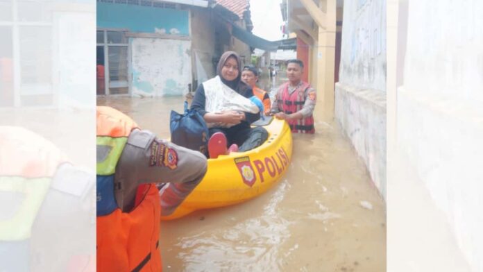 evakuasi warga terdampak banjir di Kabupaten Bandung