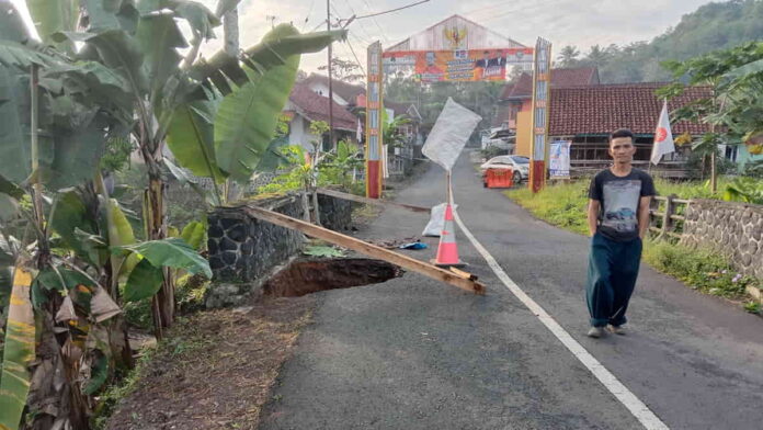 Jembatan di Bangbayang Ciamis Ambles