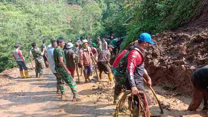 Longsor Tutup Jalan Antar Desa